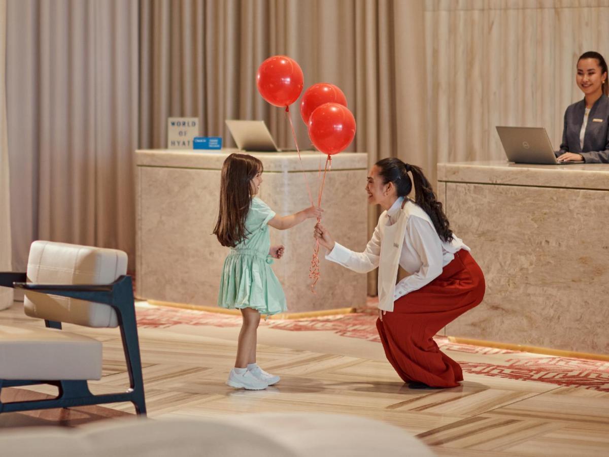 Grand Hyatt Kuwait Hotel Кувейт Екстериор снимка A guest service agent at the front desk of a hotel