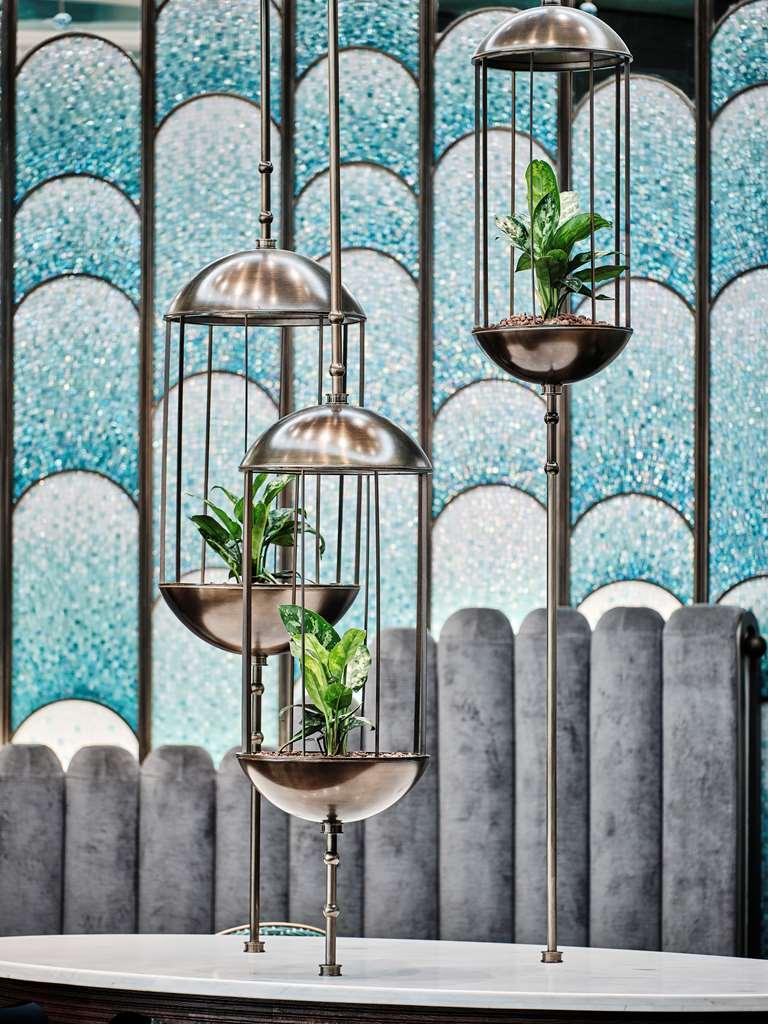 Grand Hyatt Kuwait Hotel Кувейт Ресторант снимка A vertical garden in a restaurant